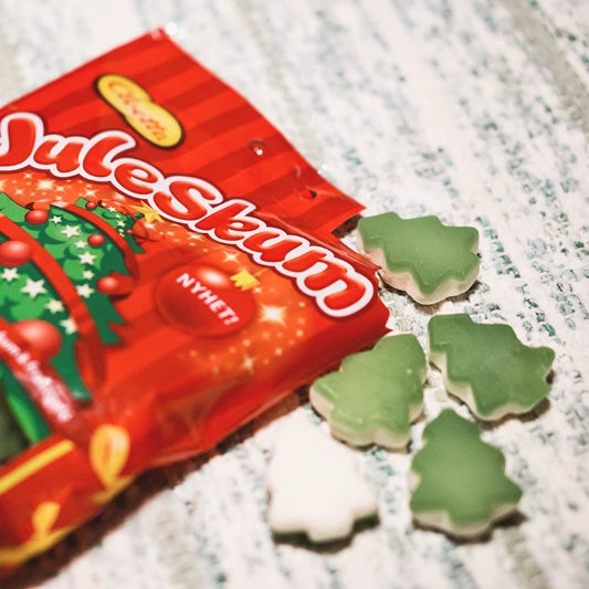 Cloetta Juleskum Granar – a festive Swedish candy featuring soft, Christmas tree-shaped marshmallows with a sweet flavor.