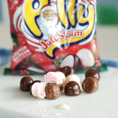 Polly Julskum – showcasing Swedish candy with a festive mix of marshmallow and chocolate flavors for Christmas.