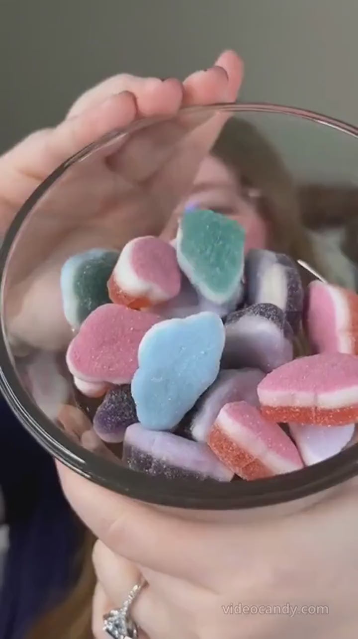 Girl from TioTok reviewing Berry Coulds
